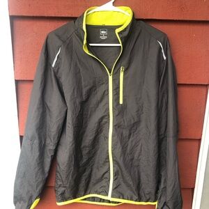 REI Men's Gray Windbreaker with Yellow-Green Trim very lightweight Jacket Size S